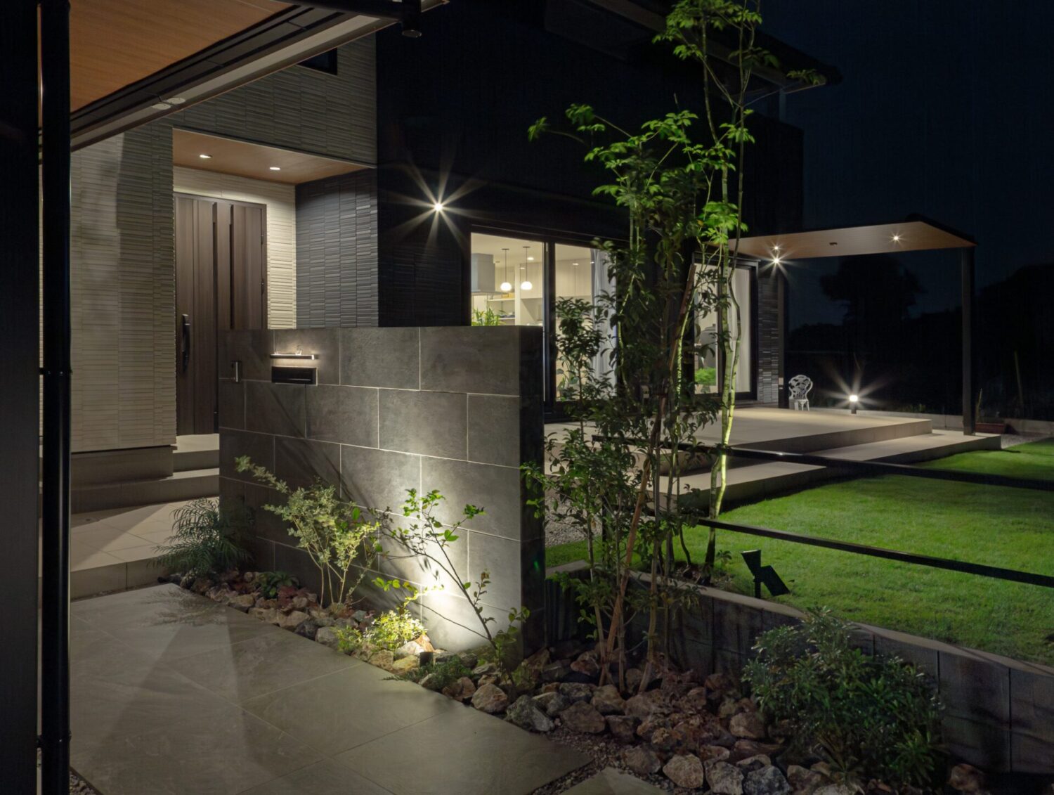 滑川町、洗練された印象のエクステリアライティング