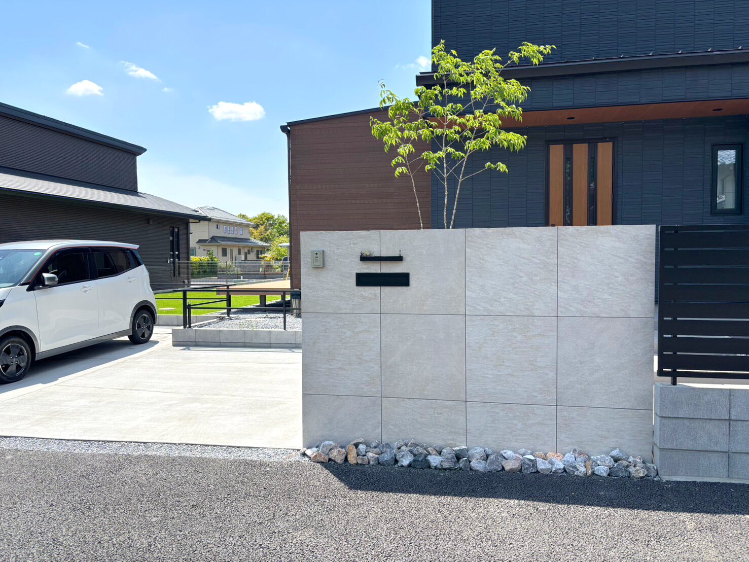 加須市　建物と外構が美しく調和したシンプルモダン外構