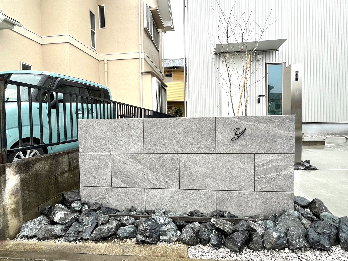 熊谷市の無印の家、無機質で洗練されたシンプルモダンな新築外構