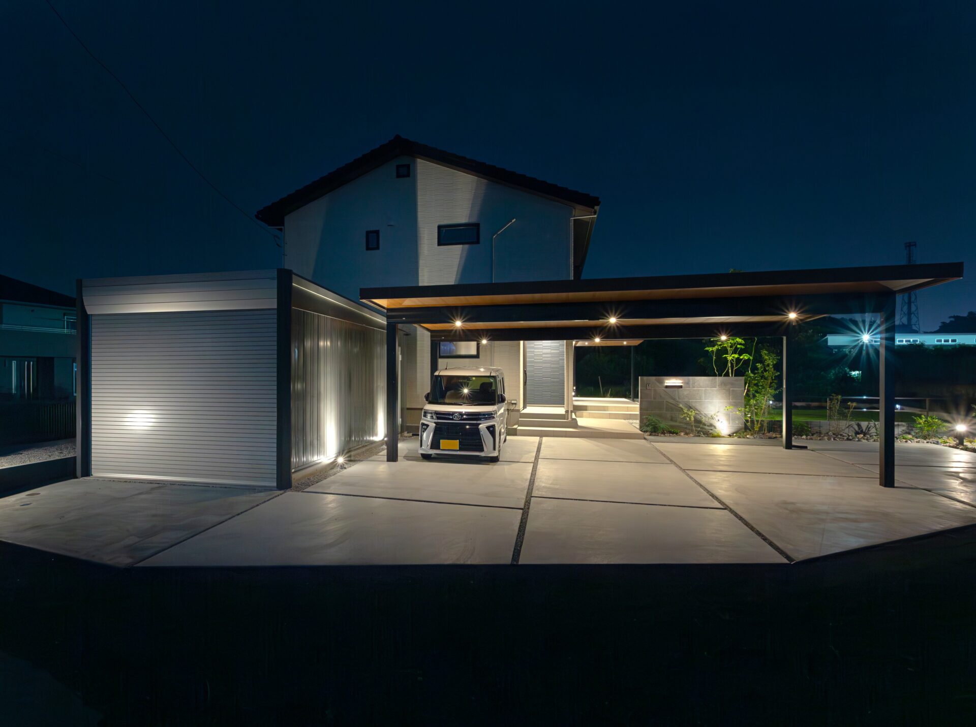 滑川町、洗練された印象のエクステリアライティング