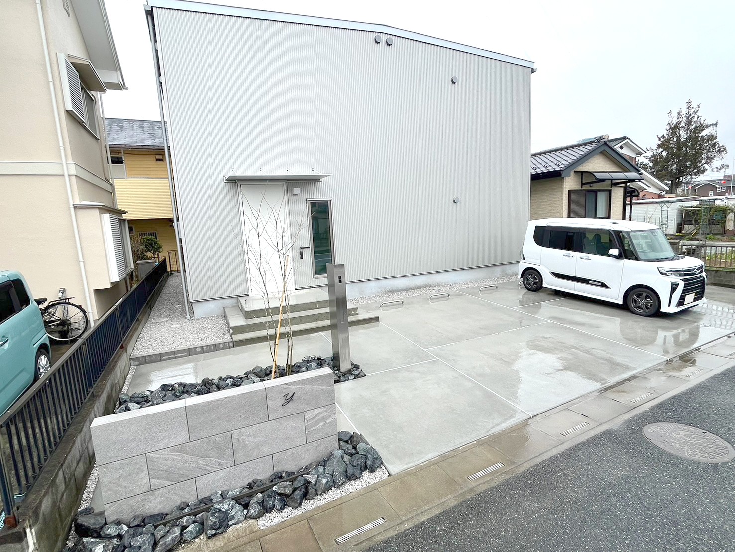 熊谷市の無印の家、無機質で洗練されたシンプルモダンな新築外構