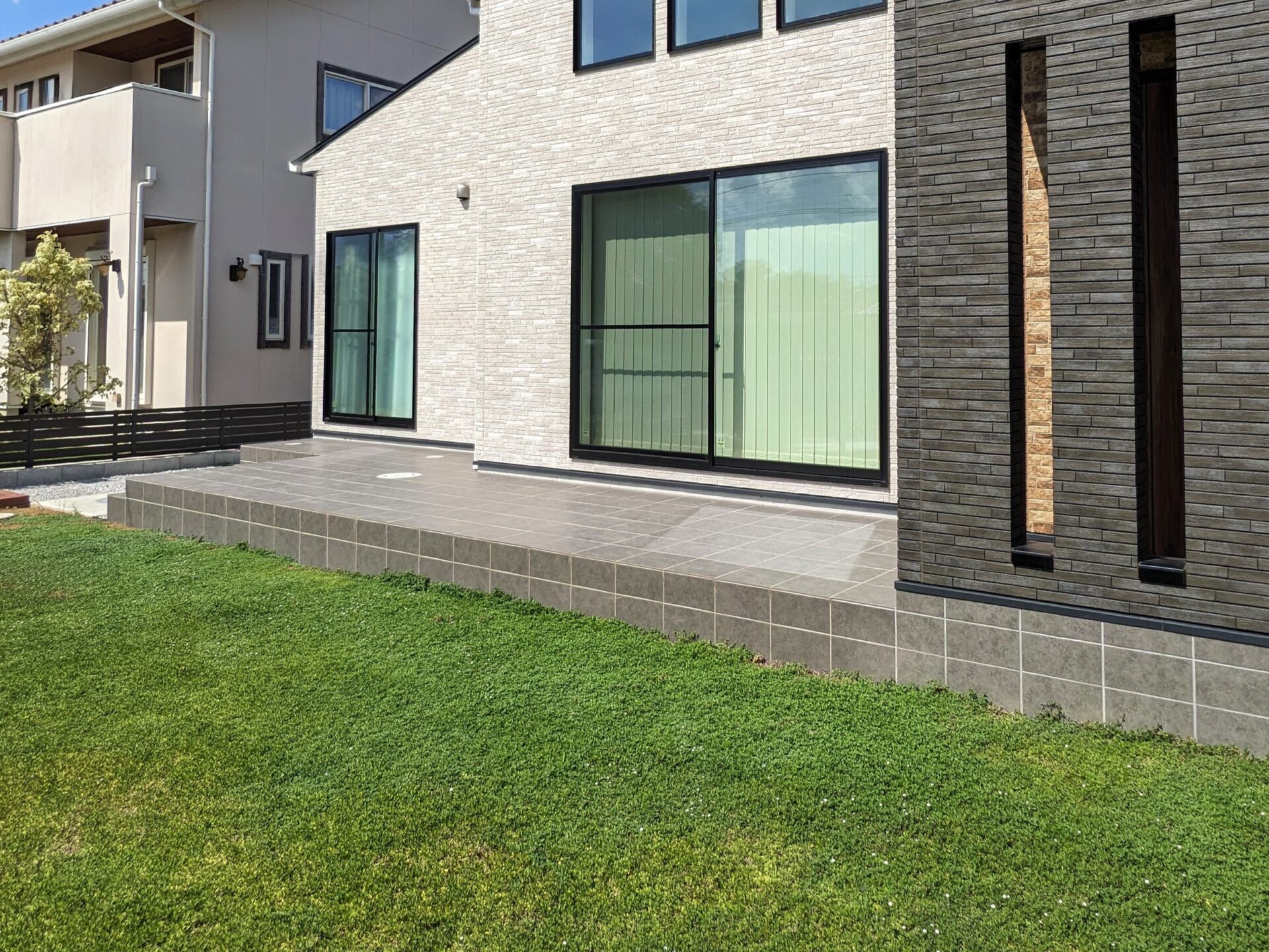 熊谷市　モダンなタイルデッキ×緑のコントラスト