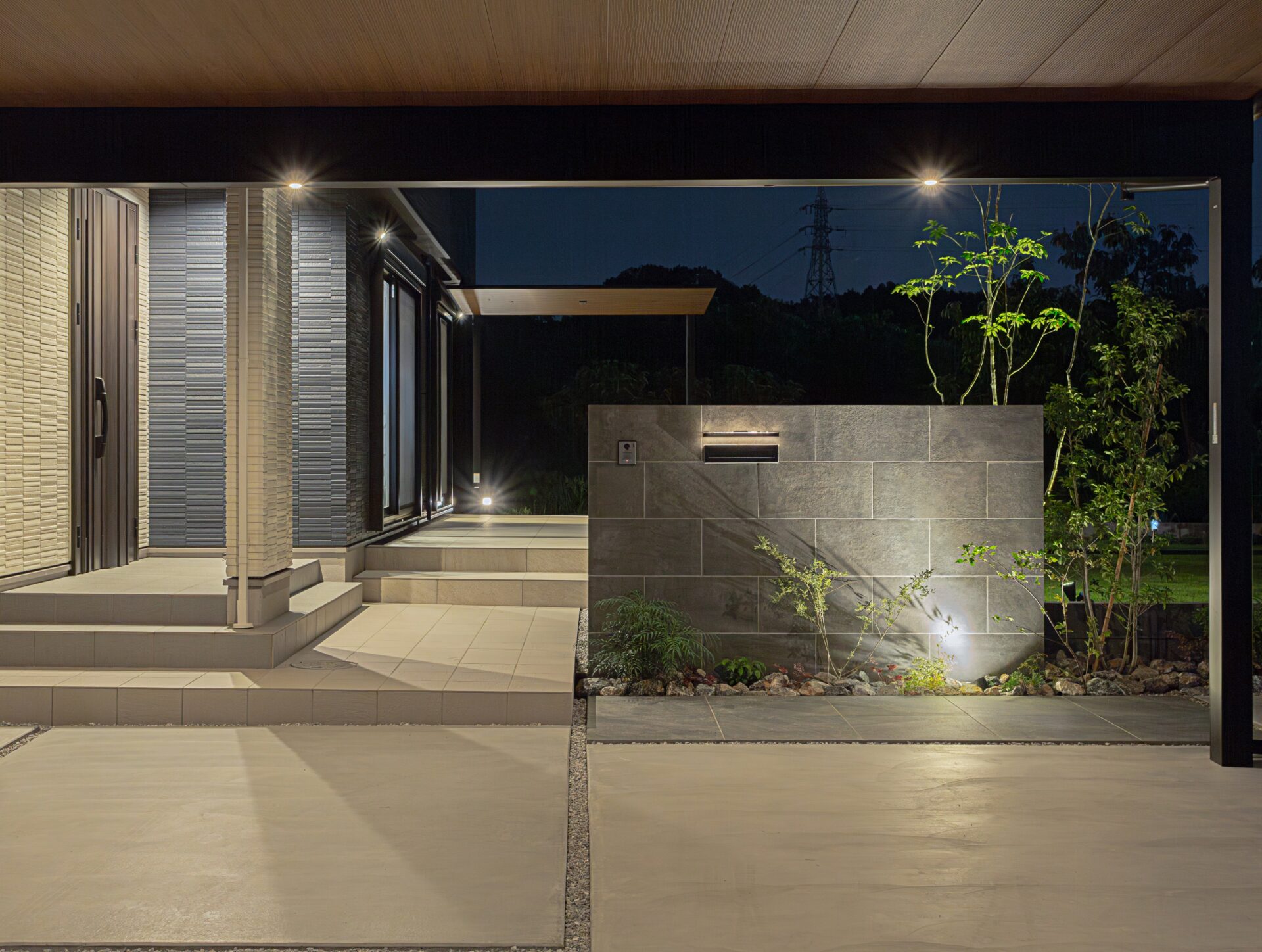 滑川町、洗練された印象のエクステリアライティング