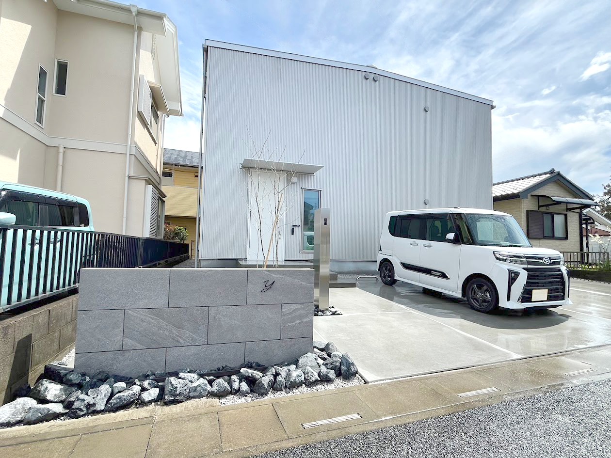 熊谷市　無機質な美しさと機能性を両立したモダン外構
