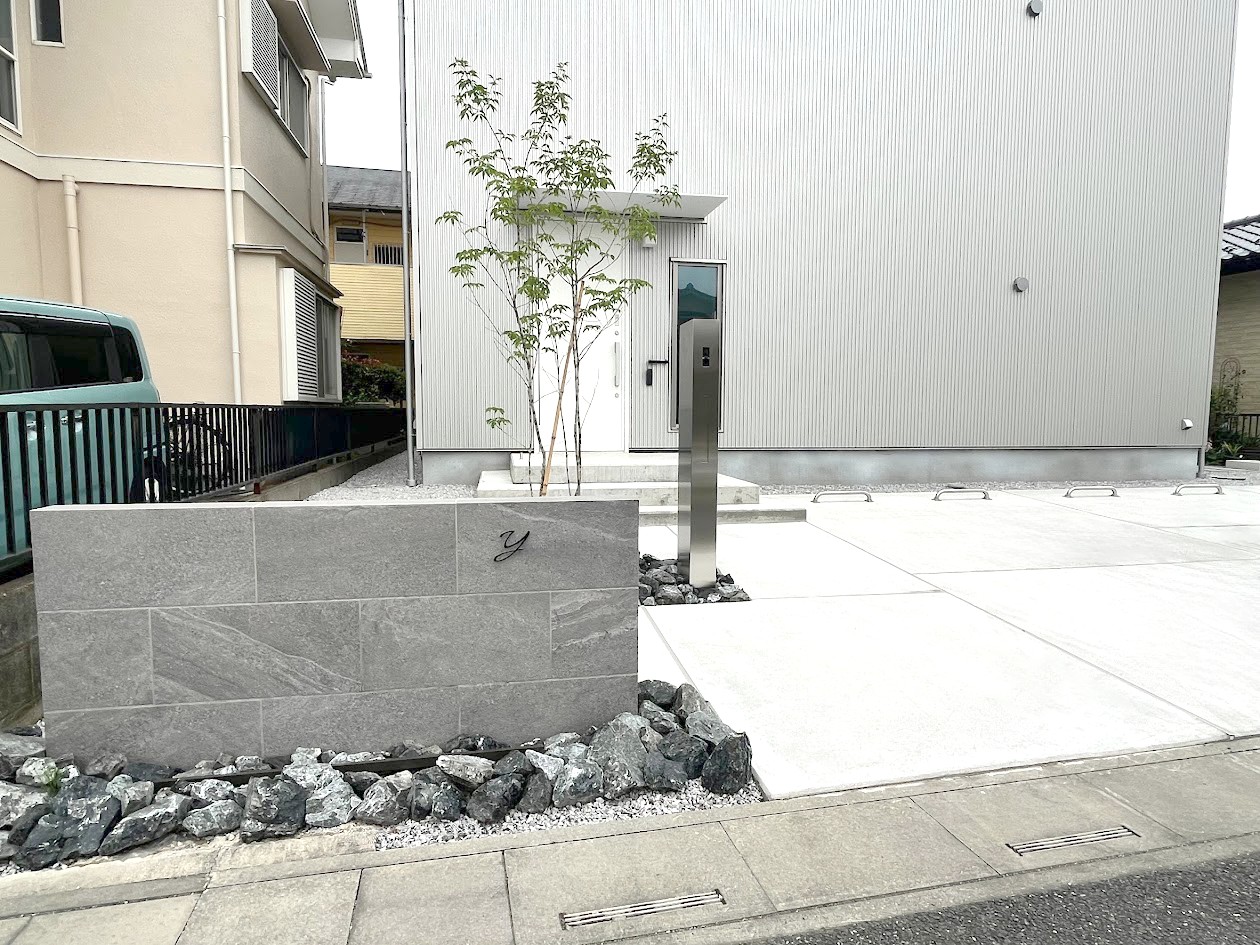 熊谷市の無印の家、無機質で洗練されたシンプルモダンな新築外構