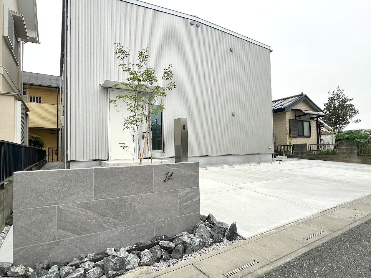 熊谷市の無印の家、無機質で洗練されたシンプルモダンな新築外構