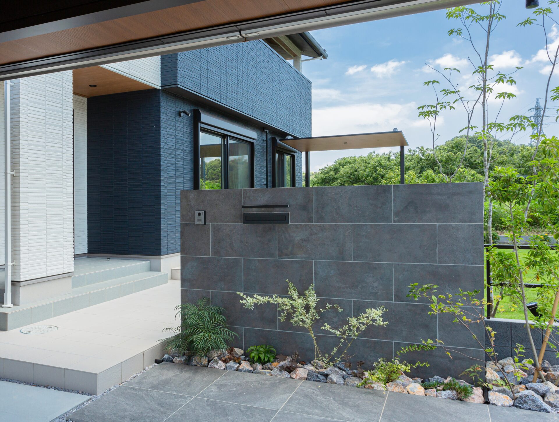 滑川町、洗練された印象のエクステリアライティング