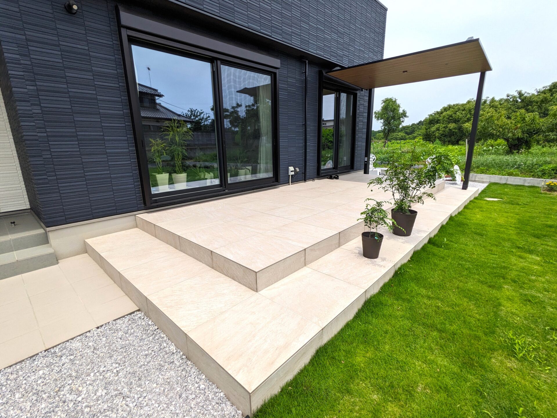 滑川町、洗練された印象のエクステリアライティング