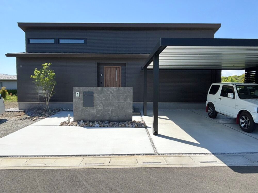 東松山市 カーポート「ビームス」が印象的なモダン外構の正面