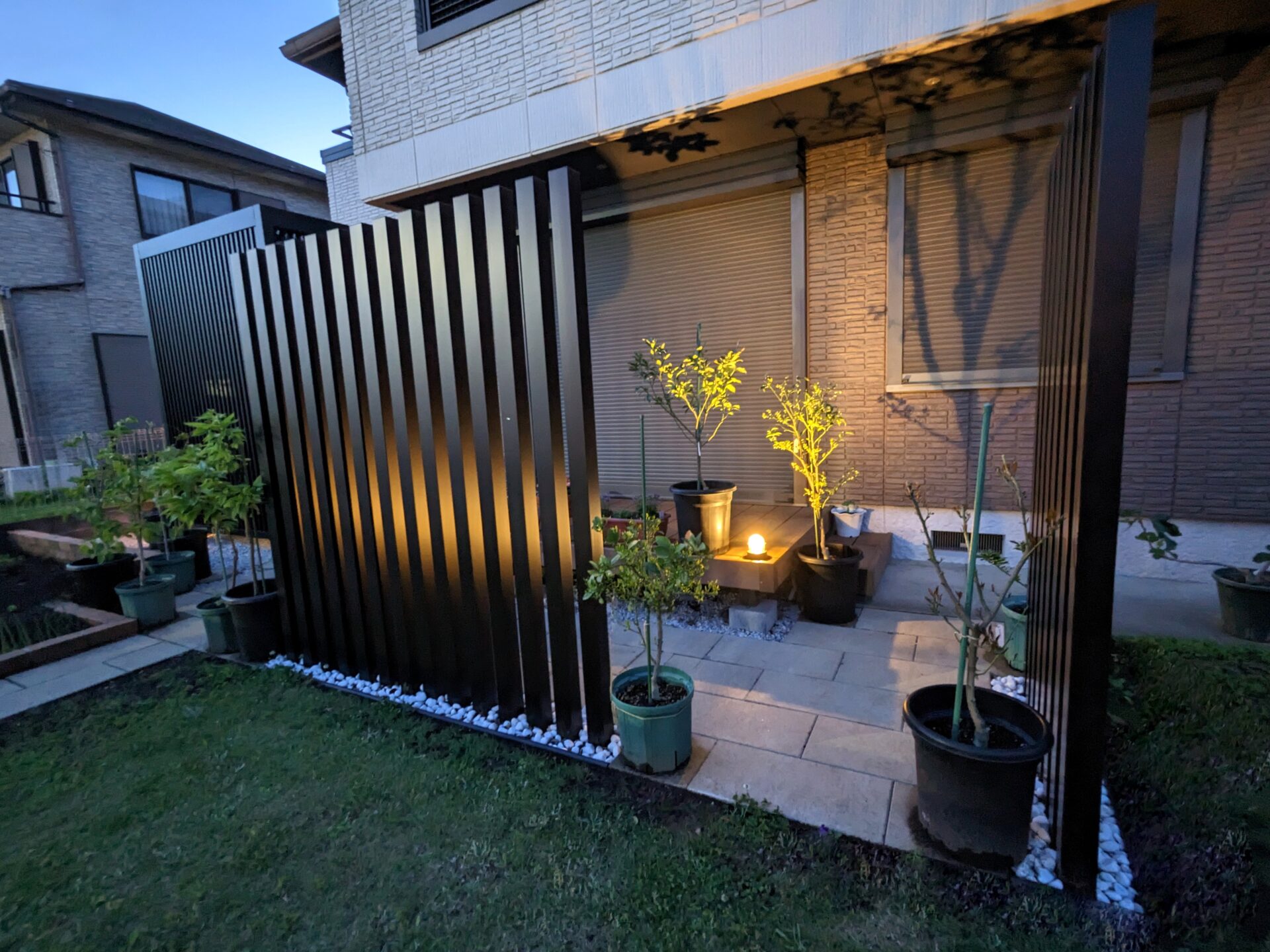 坂戸市　夜も美しく映えるガーデンテラスのライティング