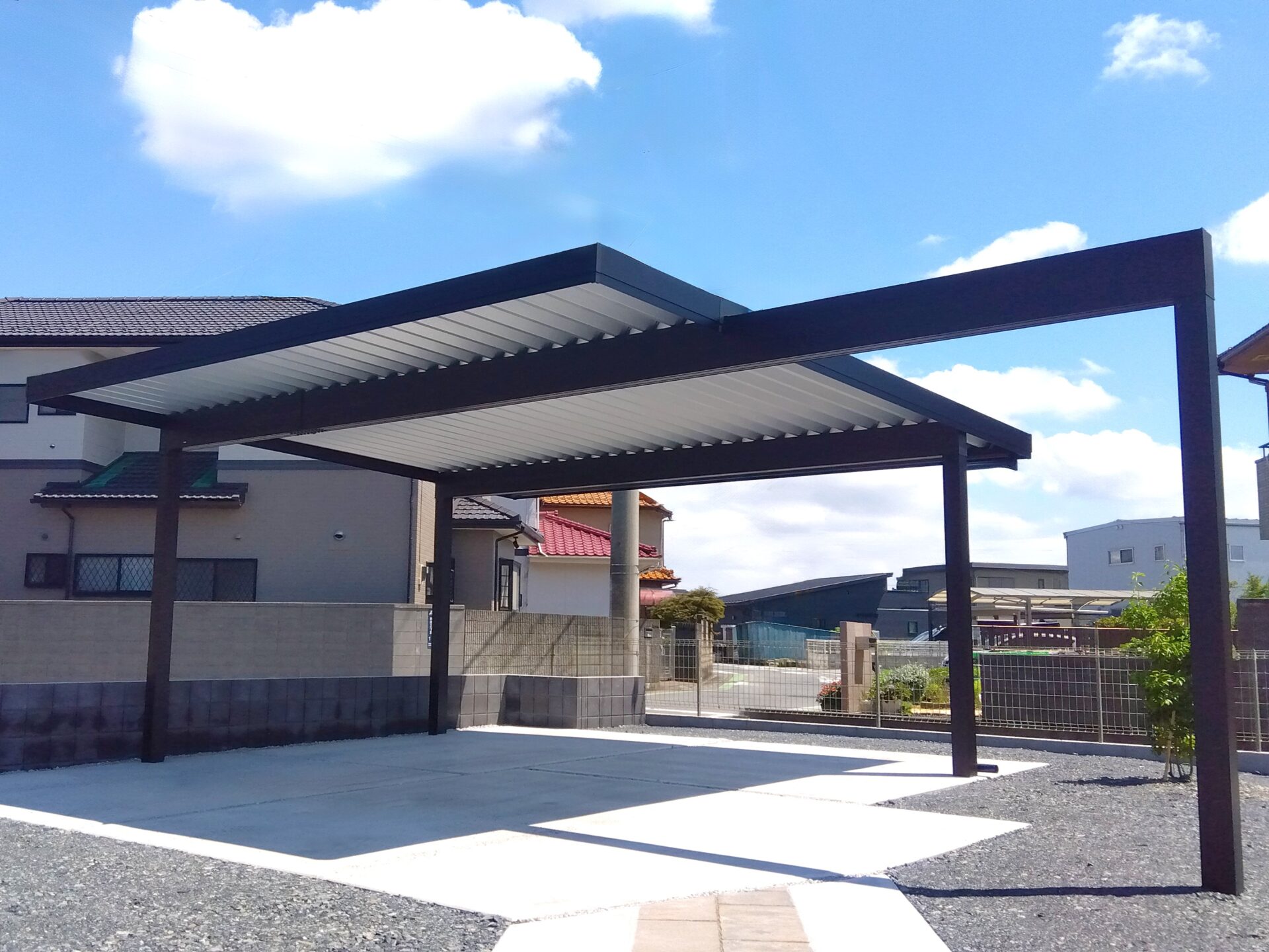 鴻巣市　広々とした車庫まわりと寛ぎのお庭