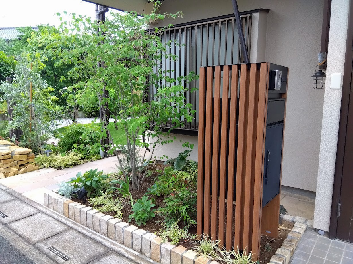 伊奈町　自然石と緑の映えるナチュラルガーデンの門まわり