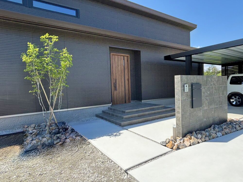 東松山市 カーポート「ビームス」が印象的なモダン外構の門まわりとアプローチ