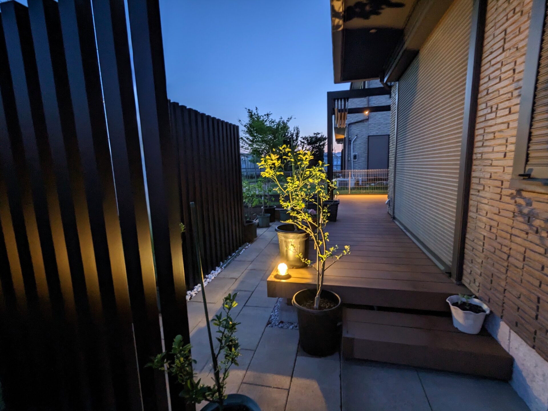 坂戸市　夜も美しく映えるガーデンテラスの目隠し側