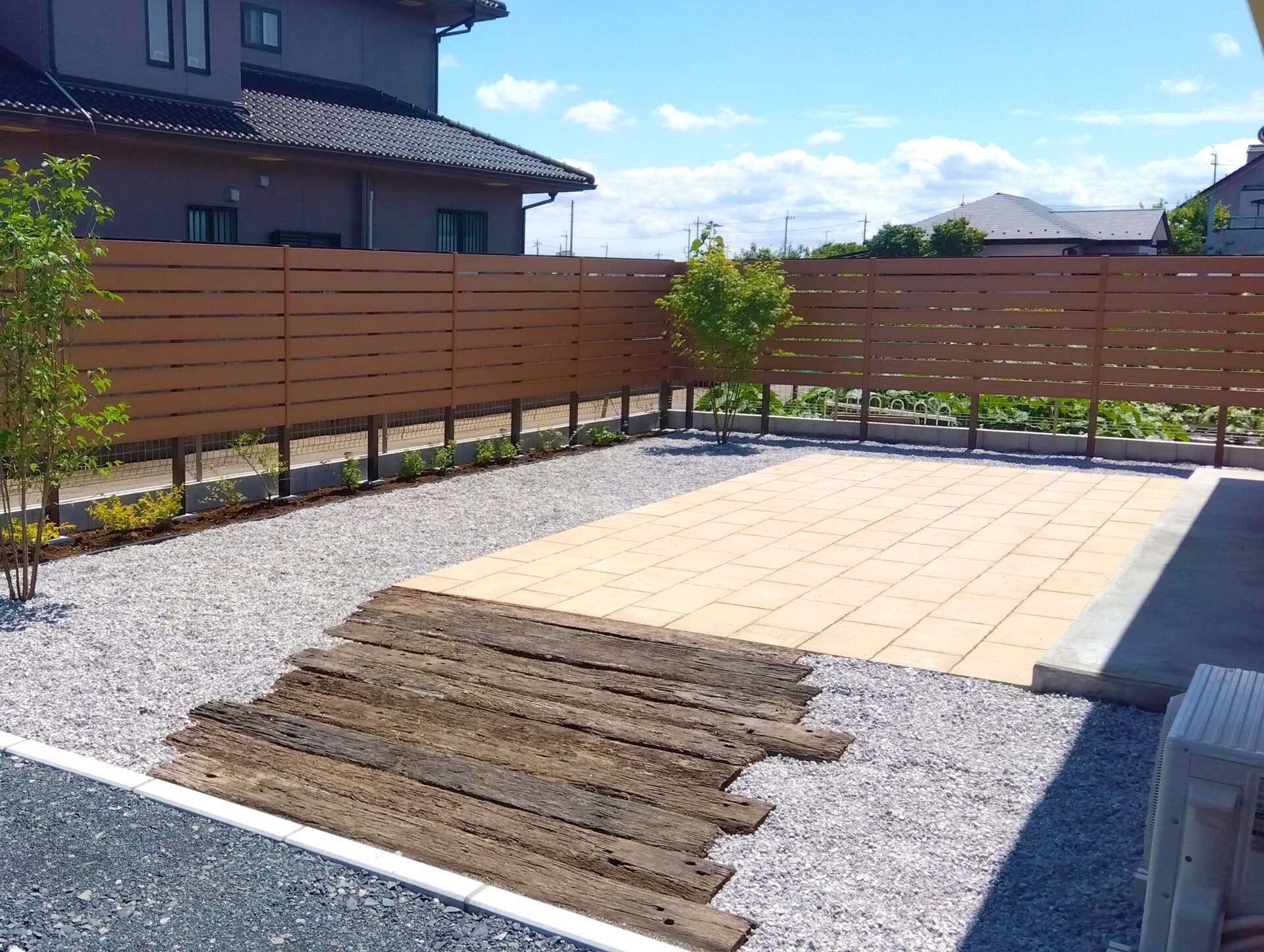 鴻巣市　枕木がナチュラルな印象の庭まわり