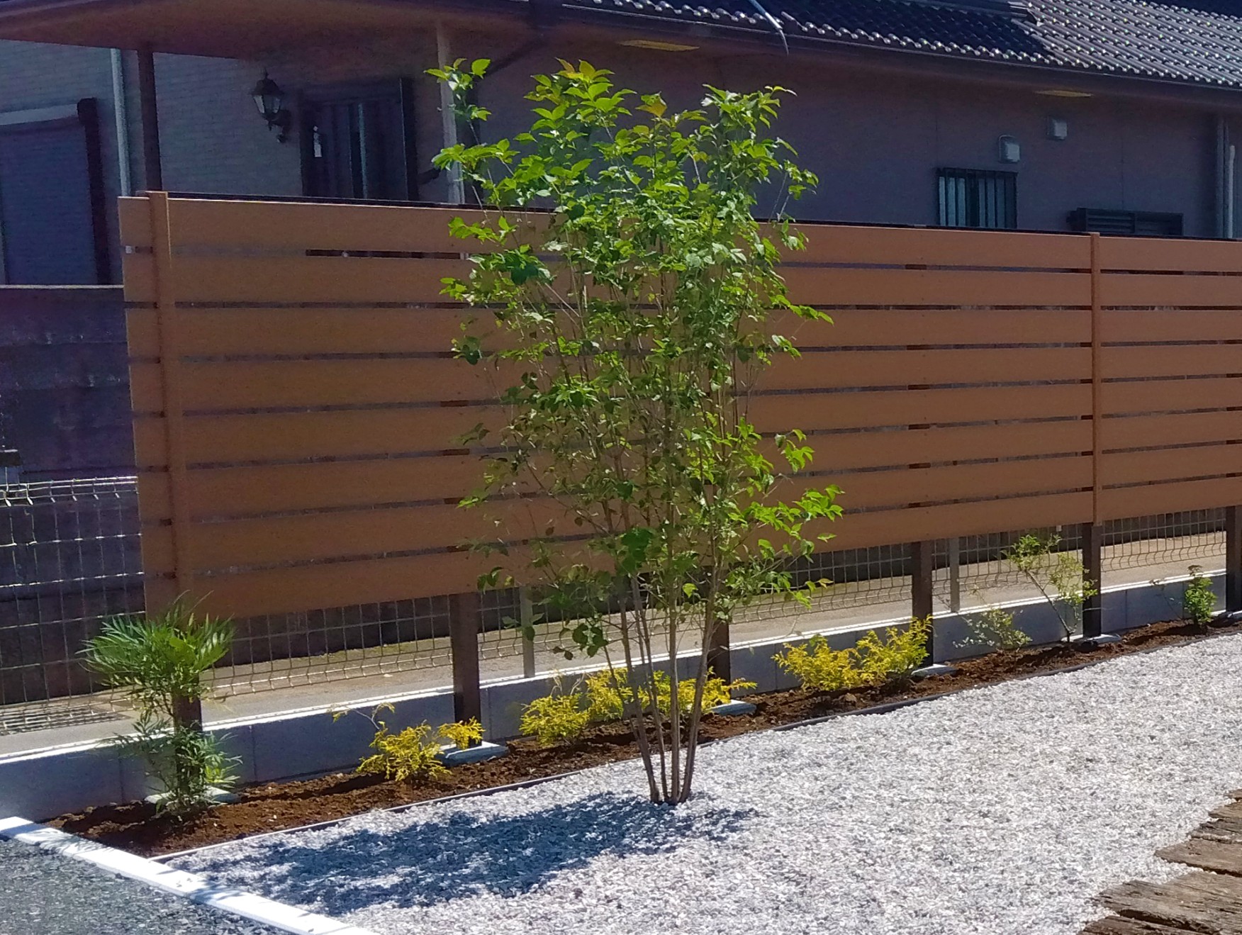 鴻巣市、ジーポートproのあるシンプル外構の目隠しフェンス