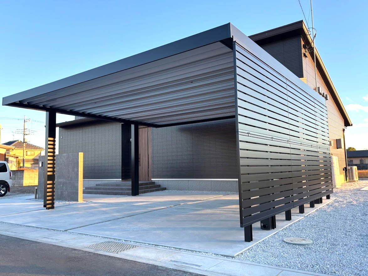 東松山市 カーポート「ビームス」が印象的なモダン外構のカーポート「ビームス」の外側
