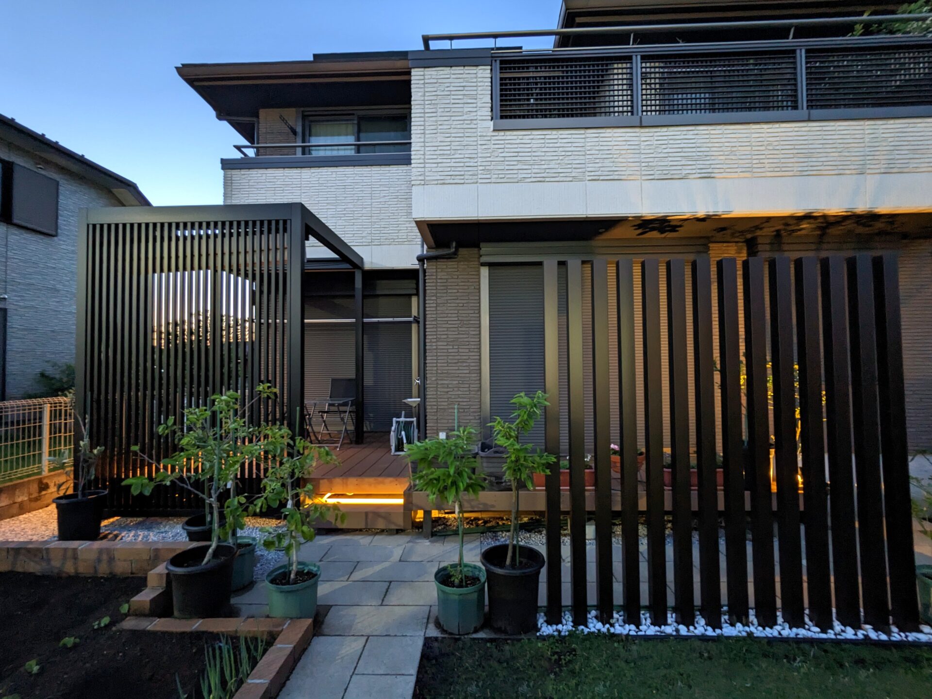 坂戸市　夜も美しく映えるガーデンテラス正面