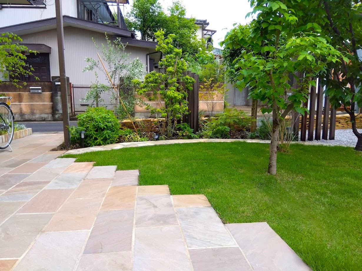 伊奈町 自然石と緑の映えるナチュラルガーデンの建物からの景色