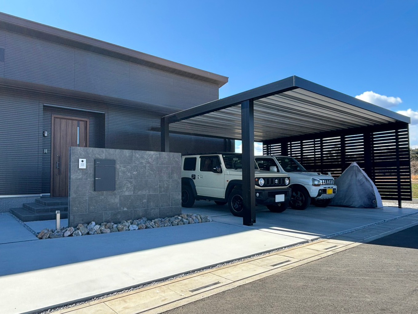 東松山市　カーポート「ビームス」が印象的なモダン外構