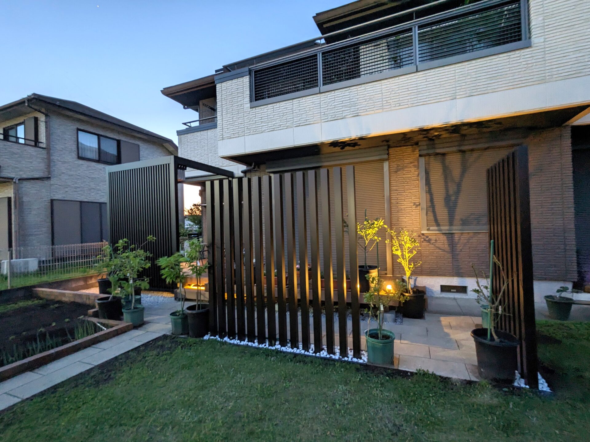 坂戸市　夜も美しく映えるガーデンテラス