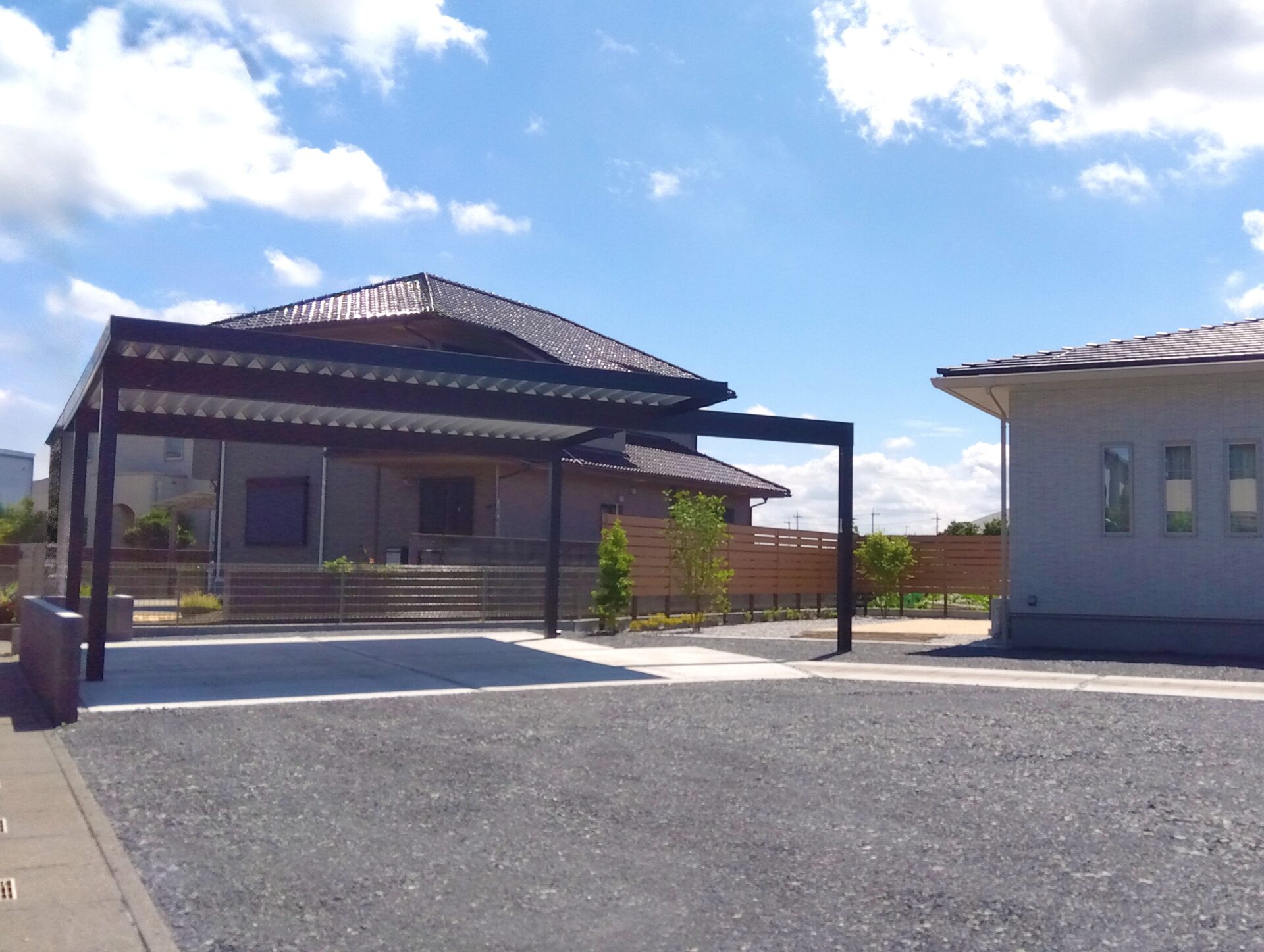 鴻巣市、ジーポートproのあるシンプル外構の全体