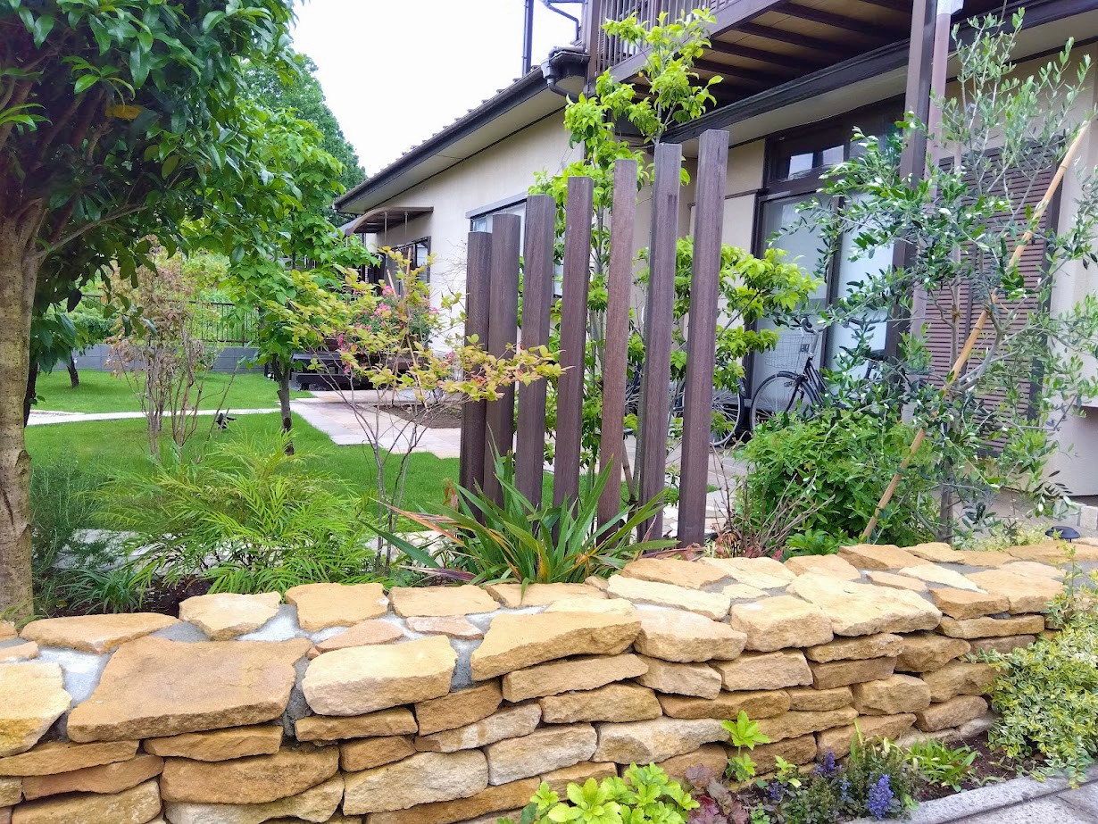 伊奈町　自然石と緑の映えるナチュラルガーデンへ一新