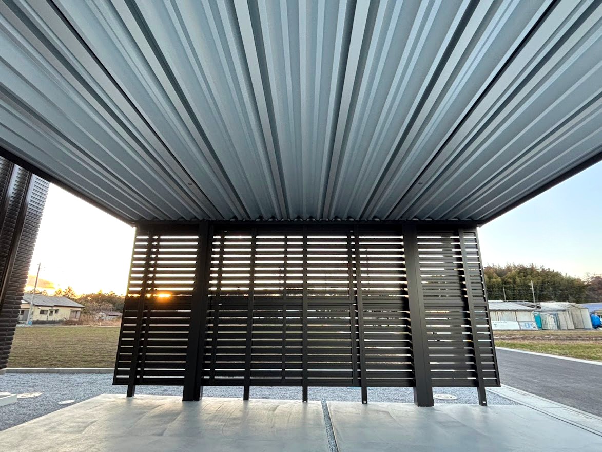 東松山市　カーポート「ビームス」が印象的なモダン外構のカーポート「ビームス」のサイドパネル正面