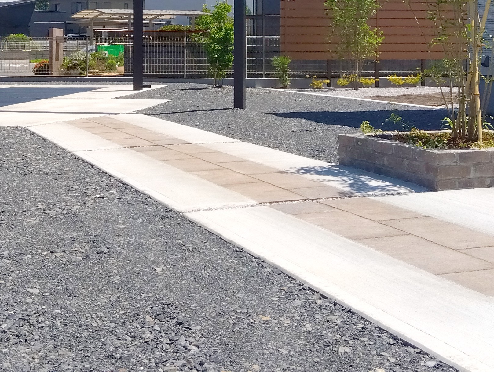 鴻巣市、ジーポートproのあるシンプル外構のアプローチ