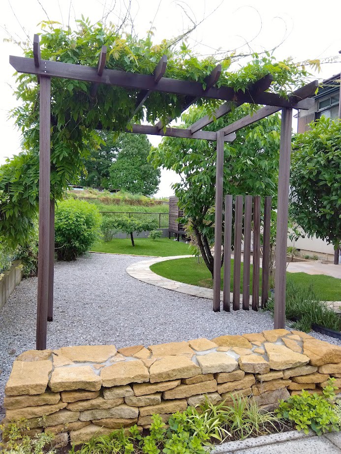 伊奈町　自然石と緑の映えるナチュラルガーデンの藤棚