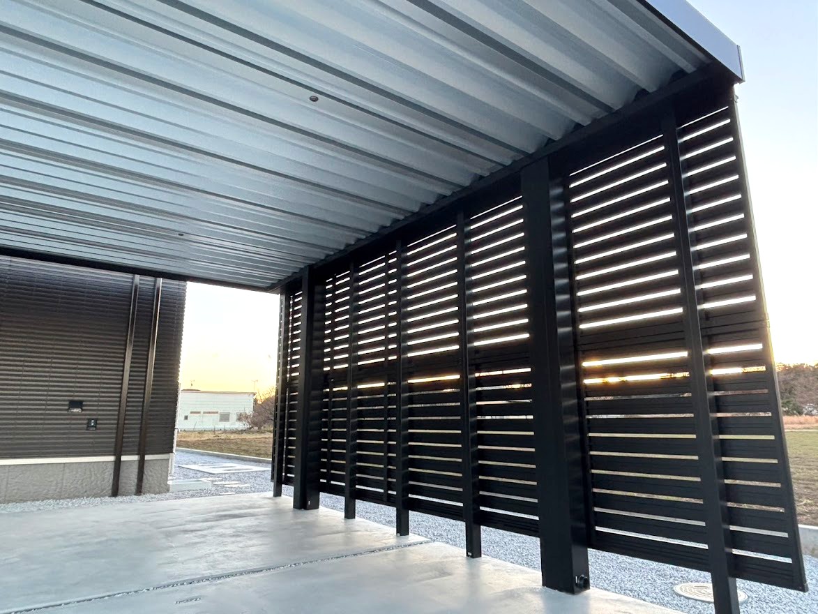 東松山市 カーポート「ビームス」が印象的なモダン外構のカーポート「ビームス」のサイドパネルの内側