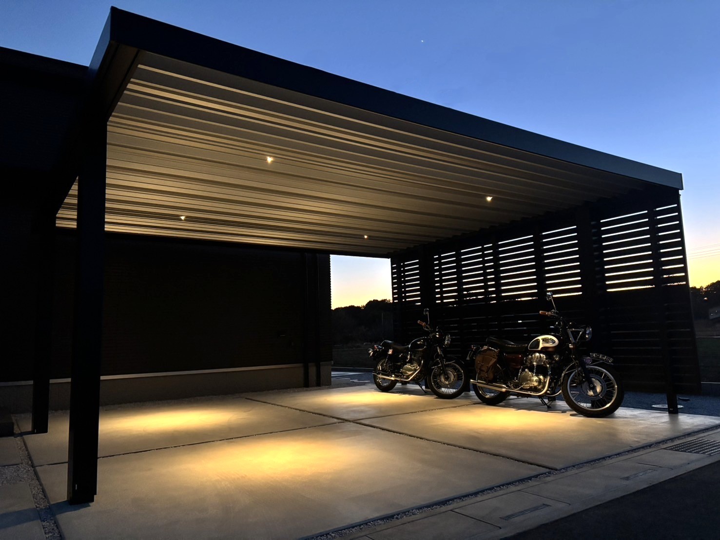 東松山市　カーポート「ビームス」が印象的なモダン外構のカーポート「ビームス」のナイトシーン