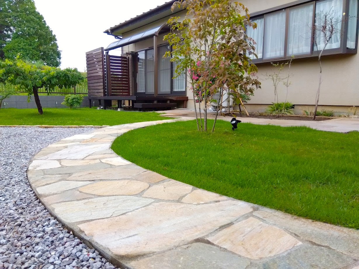 伊奈町 自然石と緑の映えるナチュラルガーデンのアプローチとデッキテラス