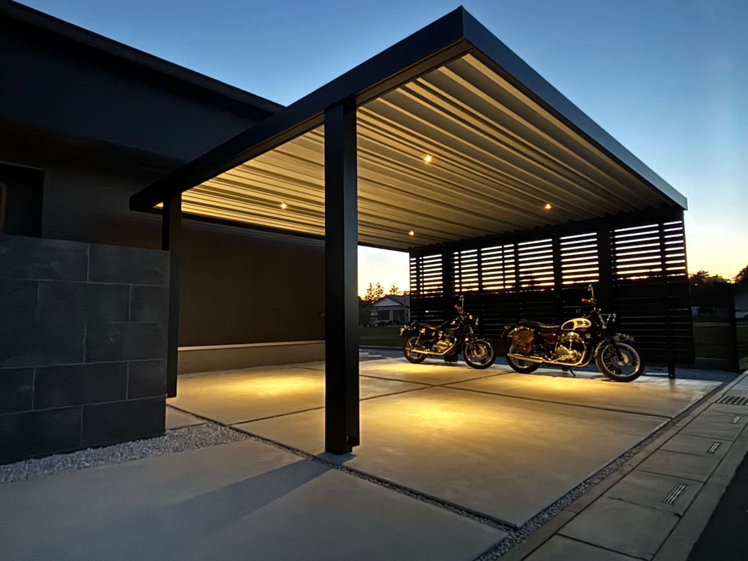 東松山市　カーポート「ビームス」が印象的なモダン外構の車庫まわりのナイトシーン