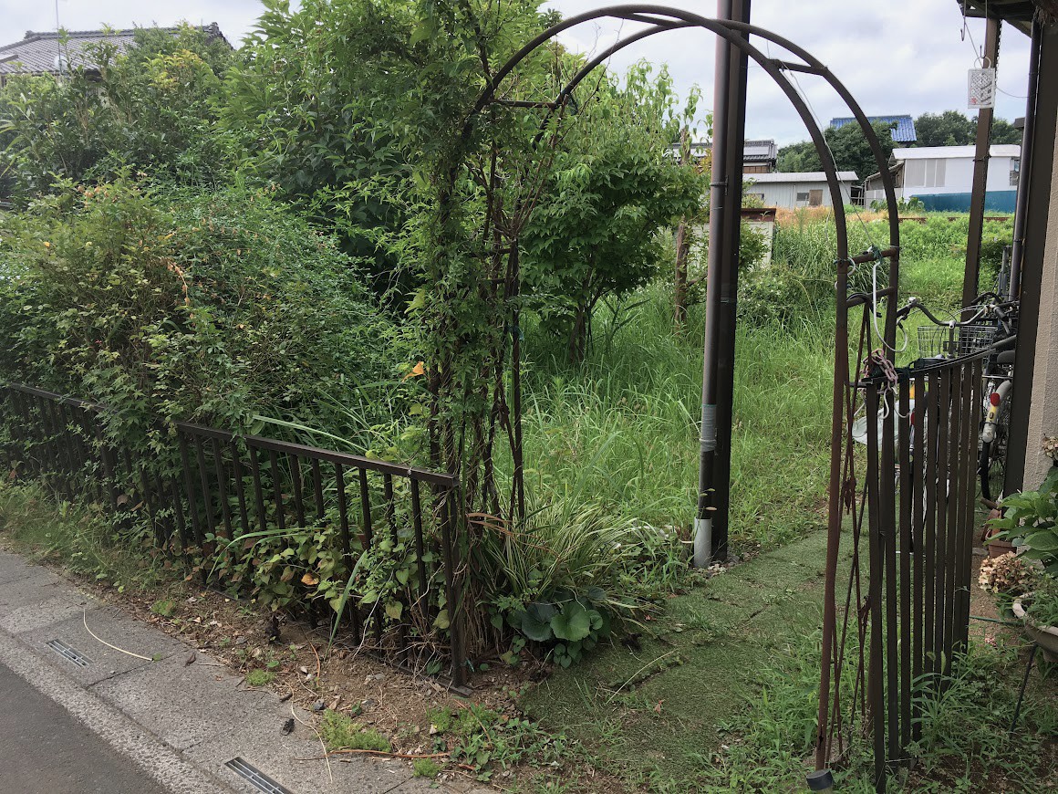 伊奈町 自然石と緑の映えるナチュラルガーデンのビフォー