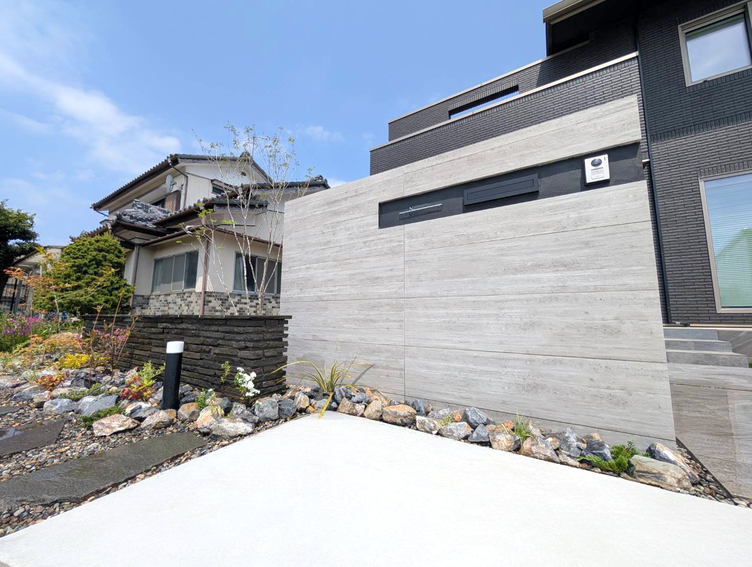 深谷市 自然石と植栽が調和する、洗練されたシンプルモダン外構の門柱