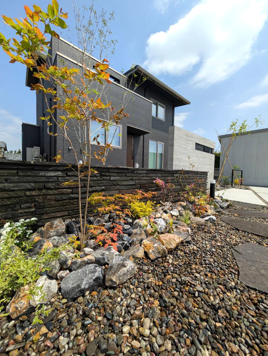 深谷市 自然石と植栽が調和する、洗練されたシンプルモダン外構の袖壁と植栽