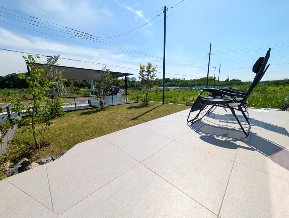 東松山市 建物に調和する上品でスマートなエクステリアのデッキテラス