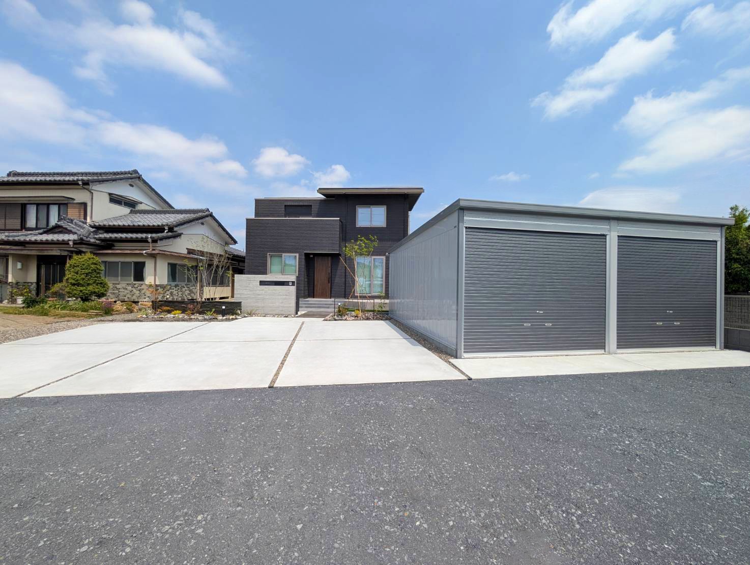 深谷市　自然石と植栽が調和する、洗練されたシンプルモダン外構のガレージと駐車場