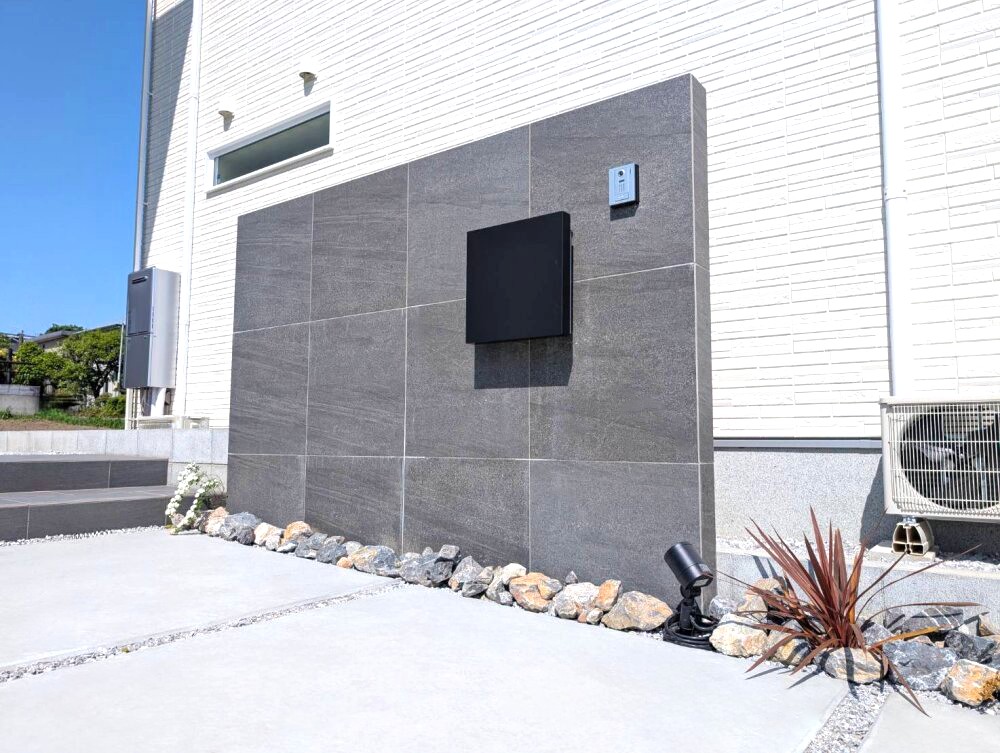 東松山市 建物に調和する上品でスマートなエクステリアの門柱