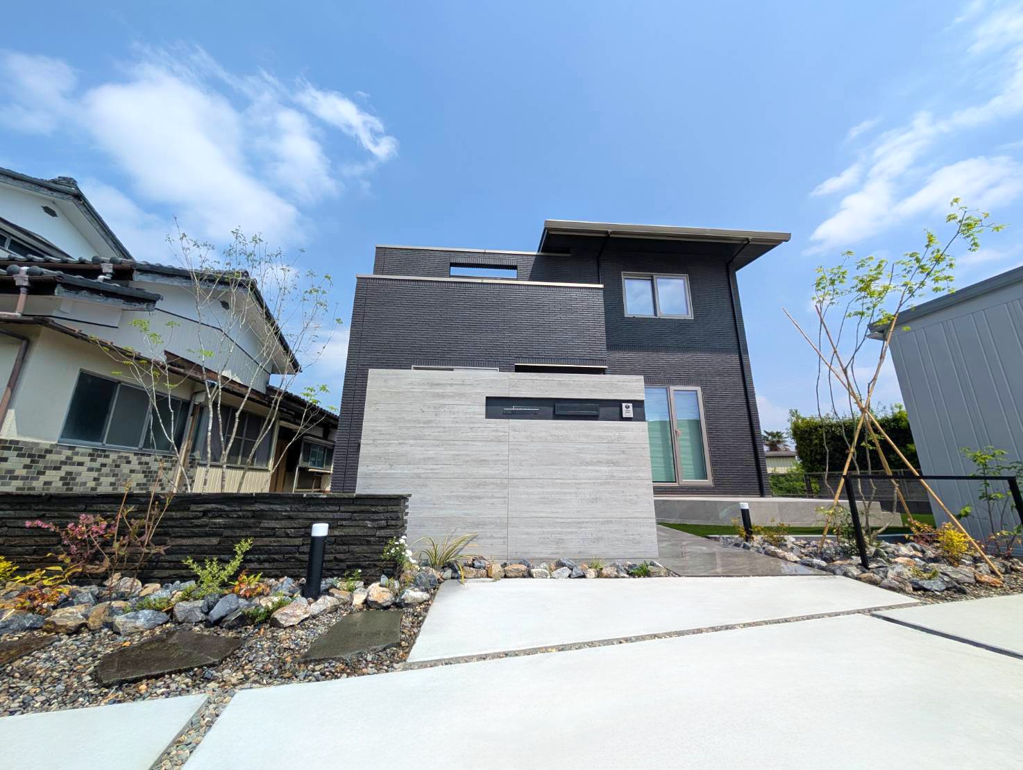 深谷市　自然石と植栽が調和する、洗練されたシンプルモダン外構の門まわり正面