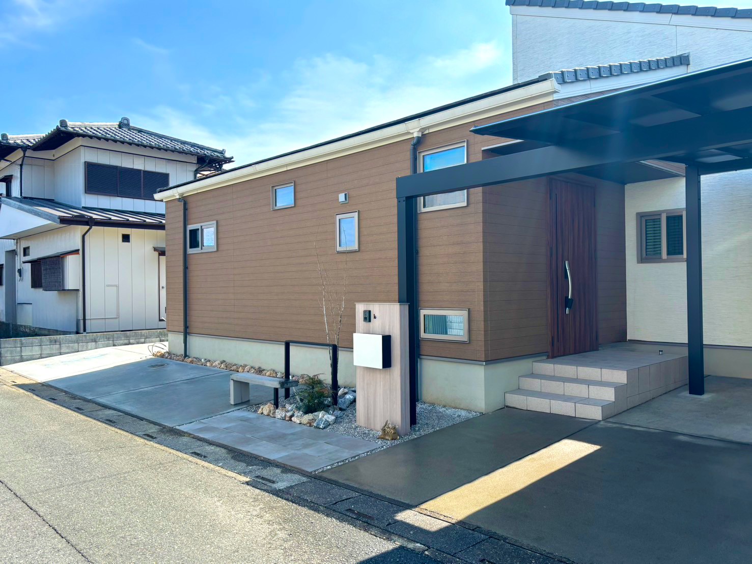 羽生市 使い勝手とデザイン性を両立したナチュラルモダンな外構の全体