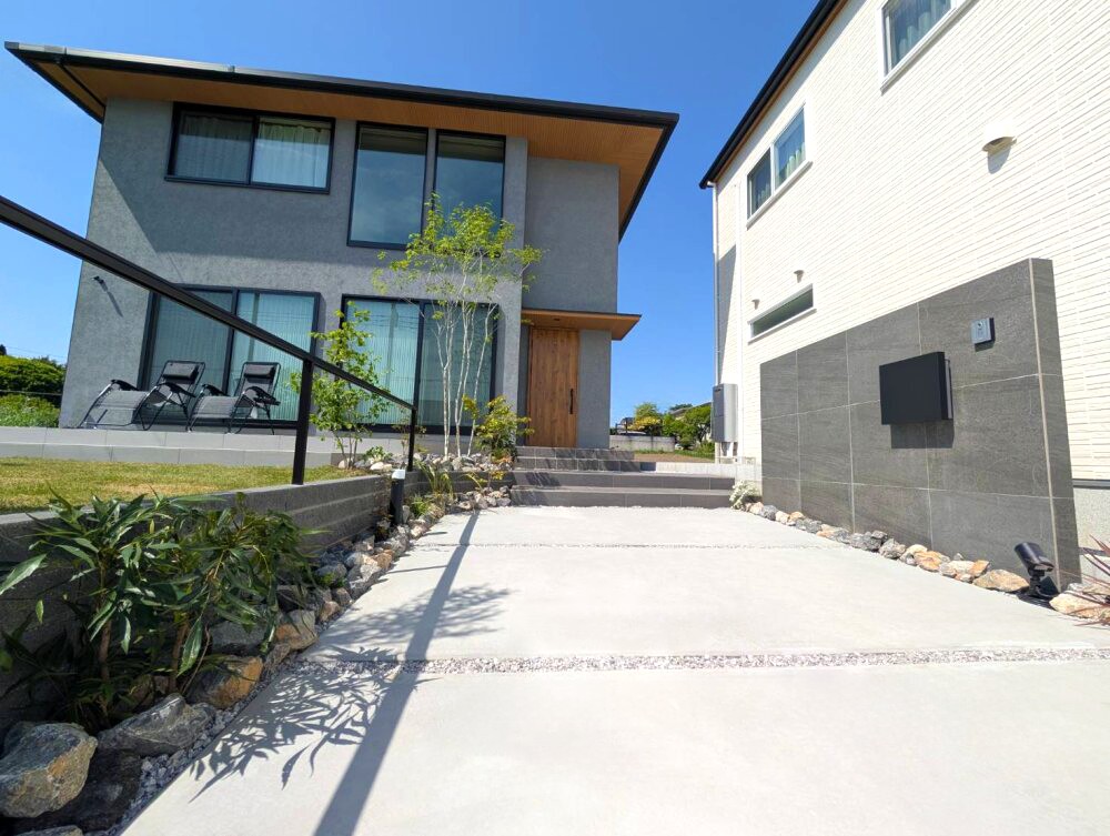 東松山市　建物に調和する上品でスマートなエクステリアのアプローチ