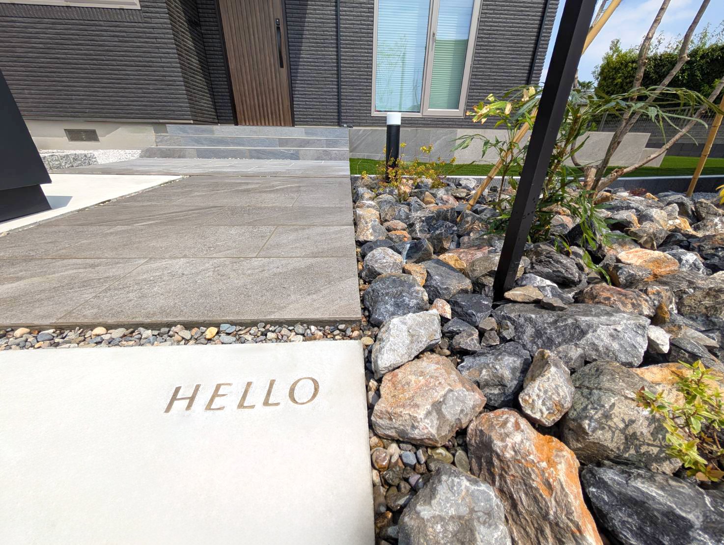 深谷市　自然石と植栽が調和する、洗練されたシンプルモダン外構のアプローチ