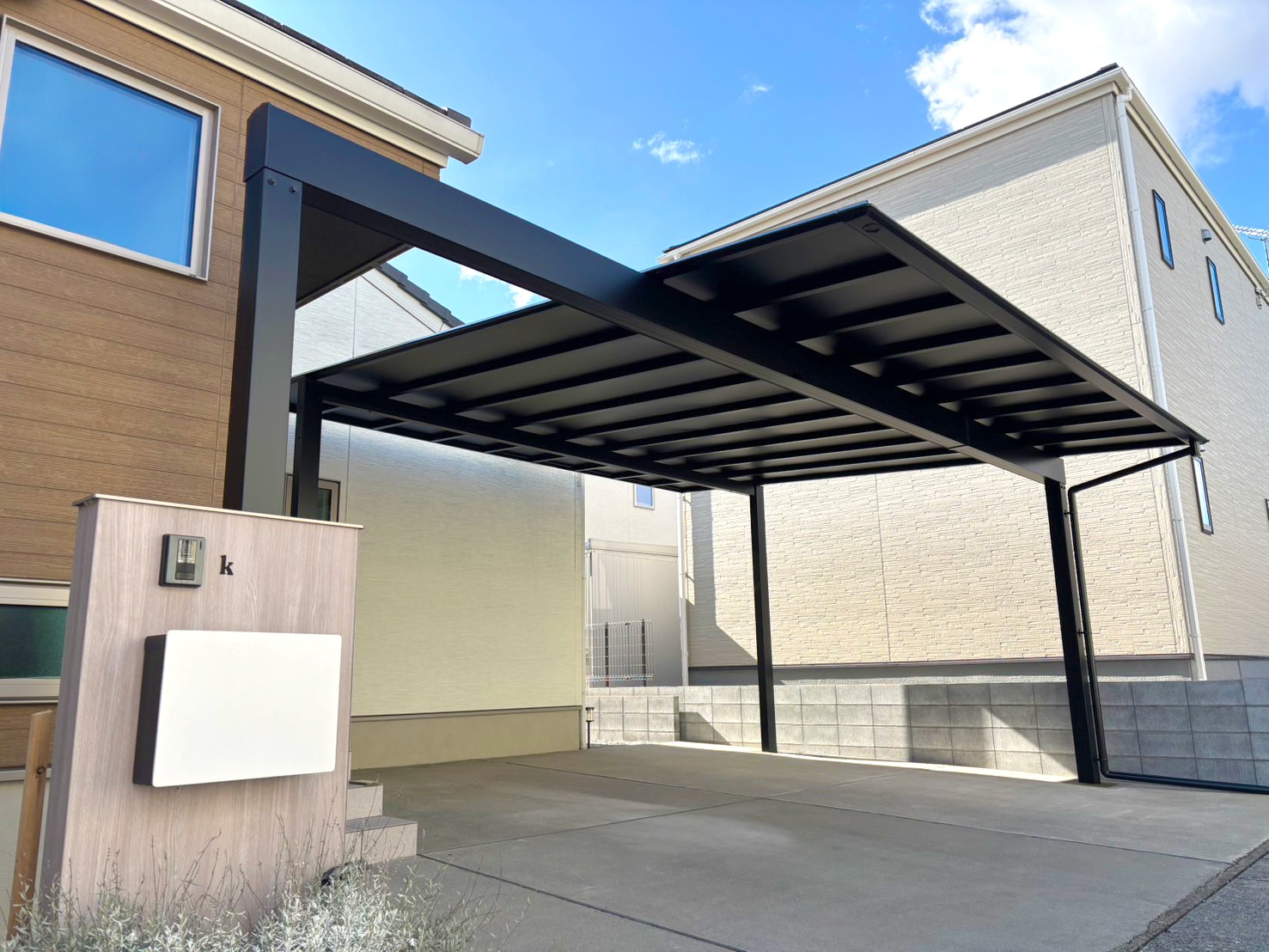 羽生市 使い勝手とデザイン性を両立したナチュラルモダンな外構の車庫まわり