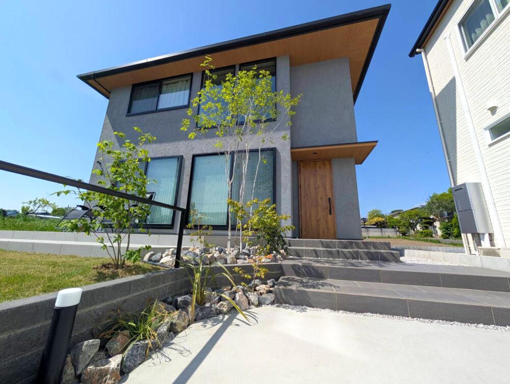 東松山市 建物に調和する上品でスマートなエクステリアの玄関まわり