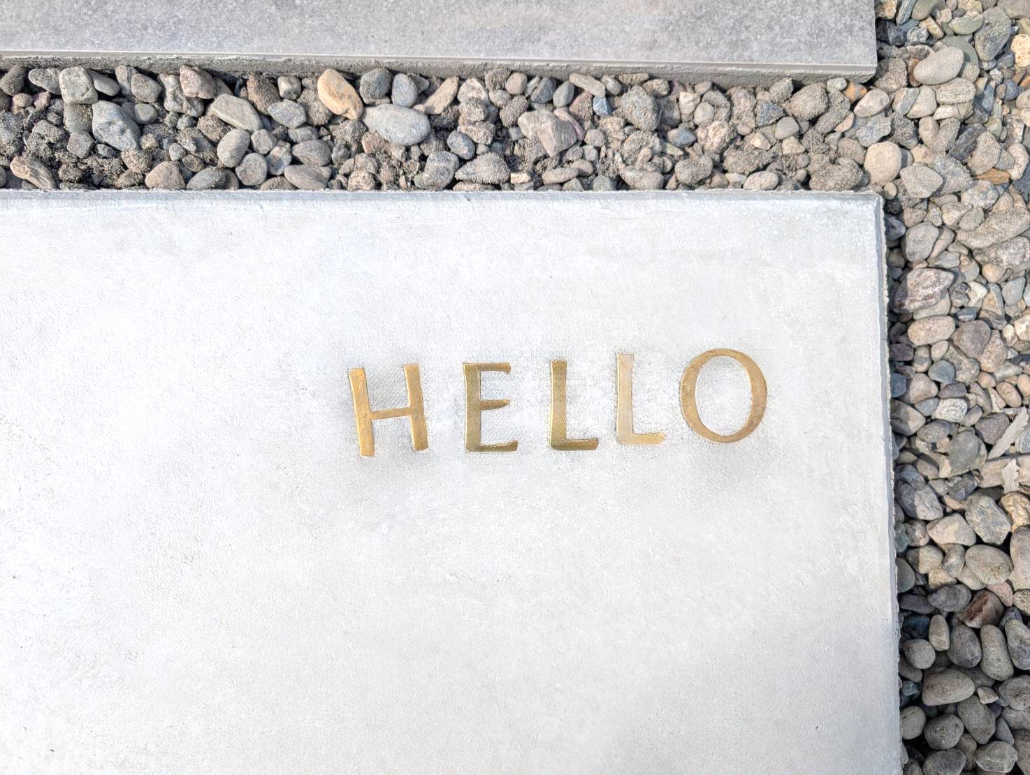 深谷市 自然石と植栽が調和する、洗練されたシンプルモダン外構のアプローチのメッセージ