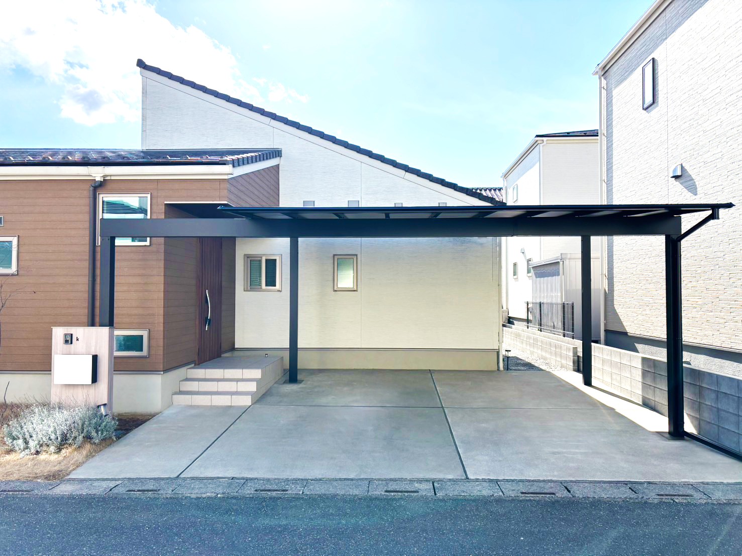 羽生市 使い勝手とデザイン性を両立したナチュラルモダンな外構の駐車スペース