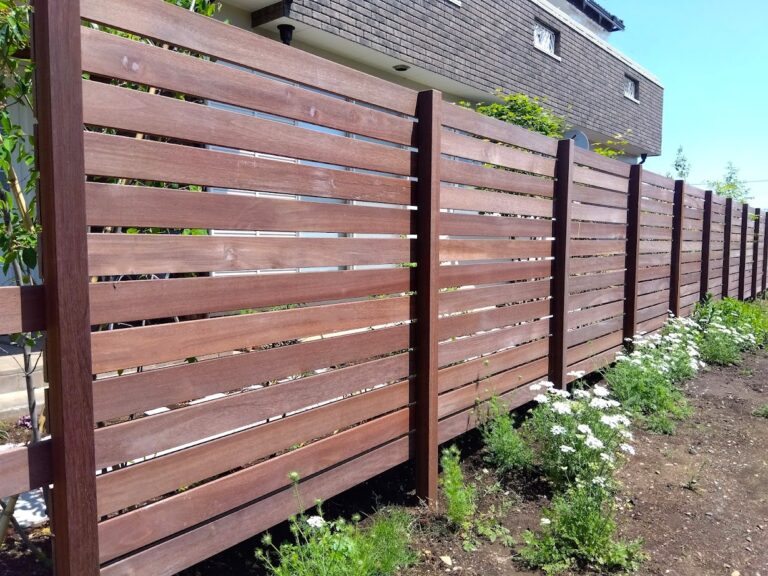 坂戸市　天然木の温かみと機能性も兼ね備えた目隠しフェンス