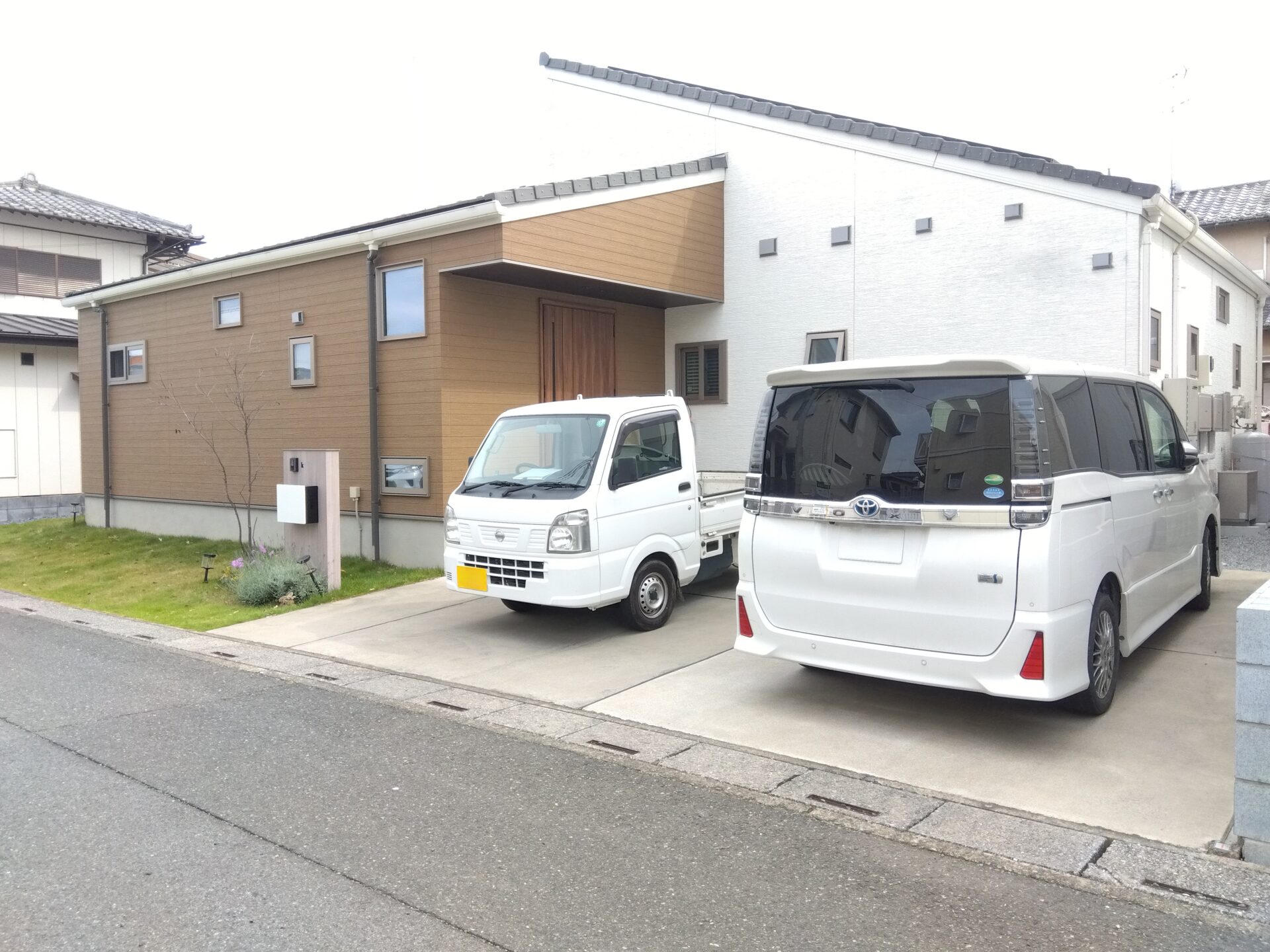 羽生市 使い勝手とデザイン性を両立したナチュラルモダンな外構の駐車場の施工前